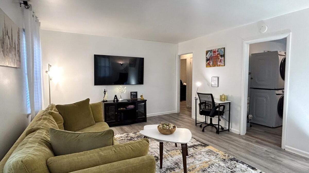 Apartment A- Travel, Work And Play Only Minutes Away